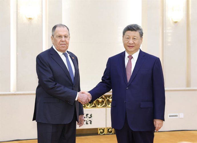 O ministro das Relações Exteriores da Rússia, Sergei Lavrov, ao lado do presidente da China, Xi Jinping.