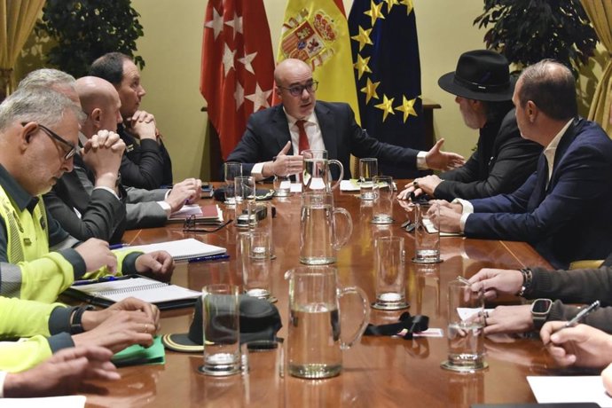 Reunión del delegado del Gobierno en Madrid, Francisco Martín, y representantes tanto del espacio como de la promotora de conciertos así como de Policía Nacional, Guardia Civil y DGT