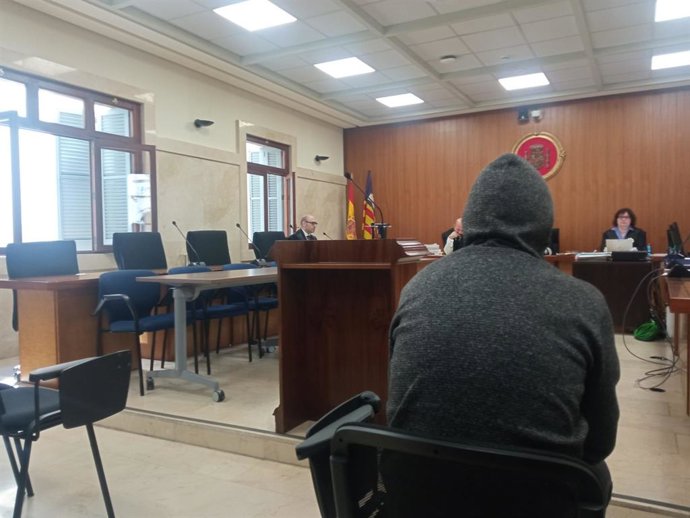 El condenado, durante el juicio.