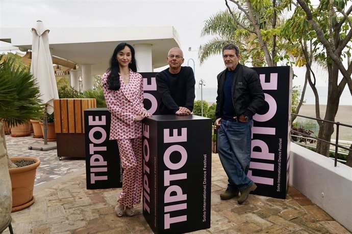 El presidente del Teatro del Soho CaixaBank; Antonio Banderas (d); la bailarina y directora de Soho International Dance Festival TIP TOE, Lucía Lacarra (i); y el director de la compañía francesa Malandain Ballet Biarritz, Thierry Malandain (c).