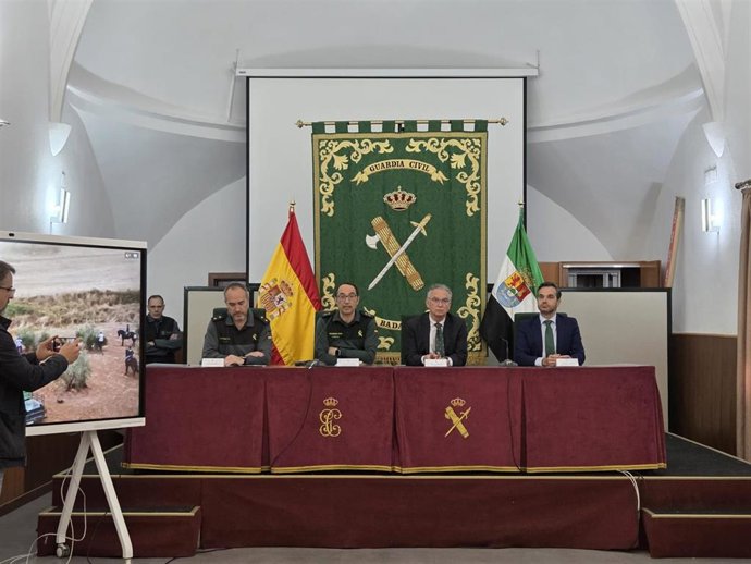 El delegado del Gobierno en Extremadura, junto a responsables de la Guardia Civil, expone los resultados del plan estratégico contra los robos de aceitunas en la presente campaña.