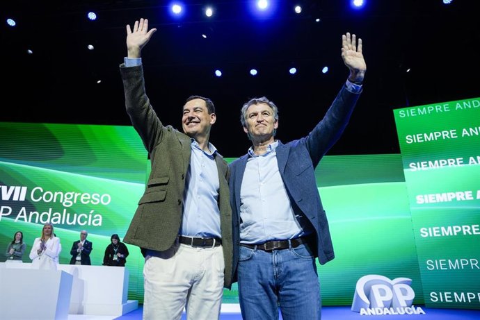 Archivo - El presidente del PP, Albero Nuñez Feijoo, (d) junto a el presidente de la Junta de Andalucía, Juanma Moreno, (i)