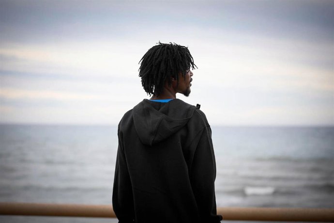 Archivo - Migrante procedente de Canarias pasea por los alrededores del barrio del El Toyo, en Almería, a 27 de octubre del 2023. 