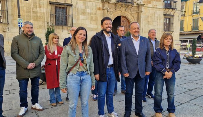 El secretario de Política Municipal del PSOECyL, Fran Díaz (centro izquierda), junto al presidente de la Diputación de León, Gerardo Álvarez Courel (centro derecha) frente al Palacio de los Guzmanes, en la capital leonesa.