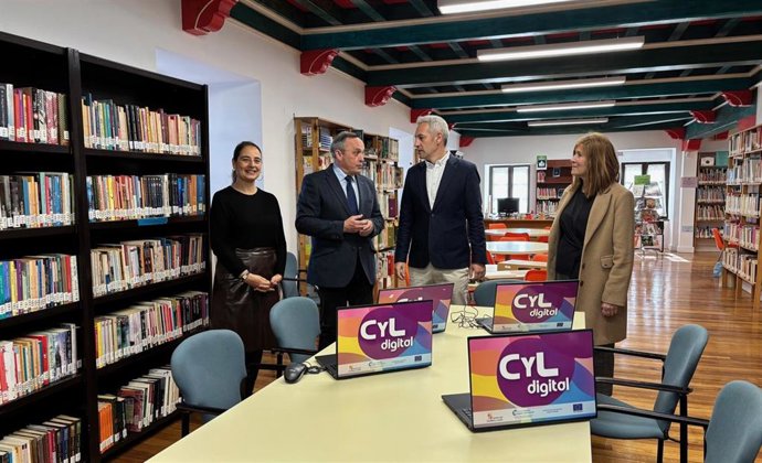 El viceconsejero de Transformación Digital, Luis Enrique Ortega, visita el centro asociado de CyL Digital en Toro (Zamora).