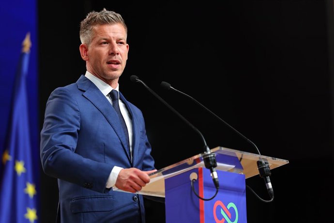 BUDAPESTE, 13 de abril de 2026  -- Peter Magyar, líder do Partido Tisza da Hungria, discursa em uma coletiva de imprensa internacional em Budapeste, Hungria, em 13 de abril de 2026. O Partido Tisza, da oposição húngara, liderado por Peter Magyar, derrotou