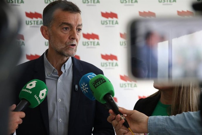 El candidato de Por Andalucía y coordinador federal de IU, Antonio Maíllo, atiende a los medios en Sevilla.