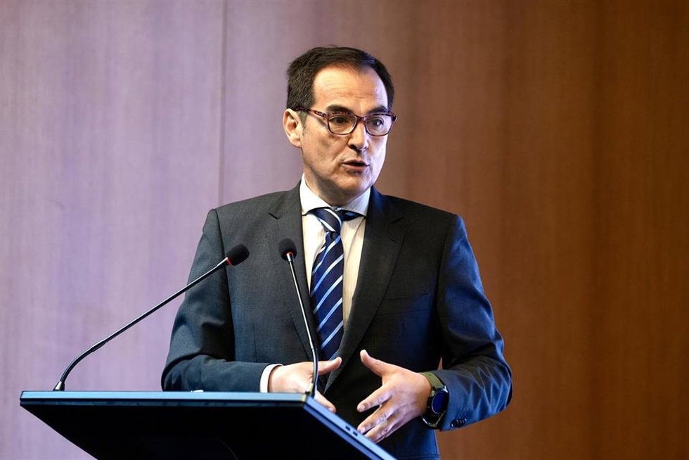 El consejero de Justicia, Administración Local y Función Pública, José Antonio Nieto, durante su intervención en la jornada 'Diez años de Mediación del Defensor del Pueblo Andaluz: el reto de la mediación intrajudicial'. A 15 de abril del 2026 en Sevilla.