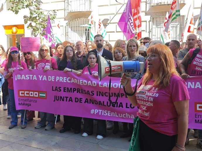 El candidato de Por Andalucía en la provincia de Málaga, Ernesto Alba, y la coordinadora provincial de IU Málaga, Toni Morillas, asisten a la concentración convocada por PTIS