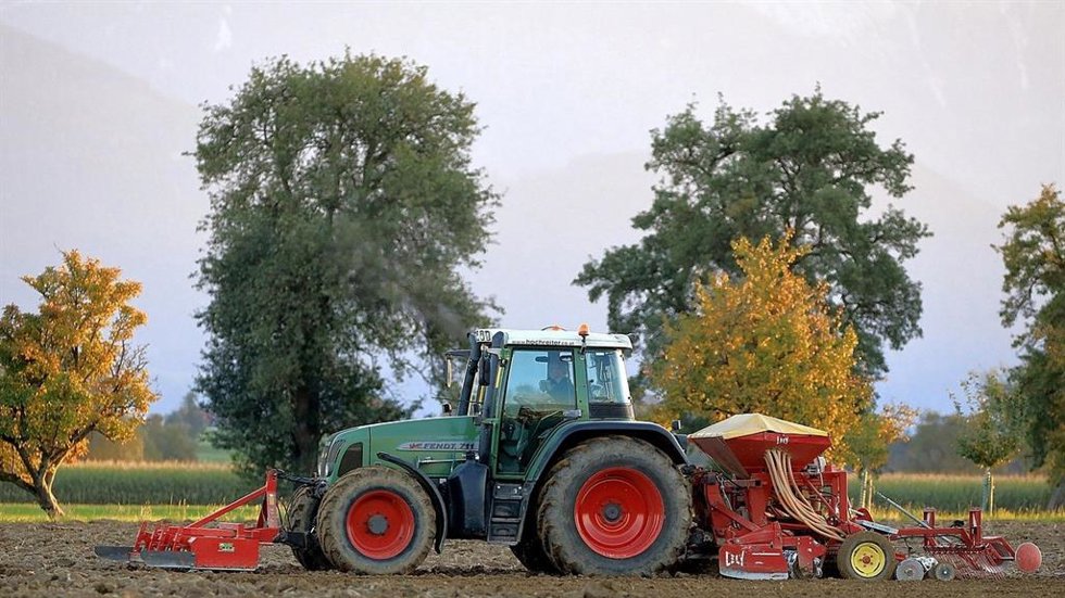 Archivo - Tractor en el campo