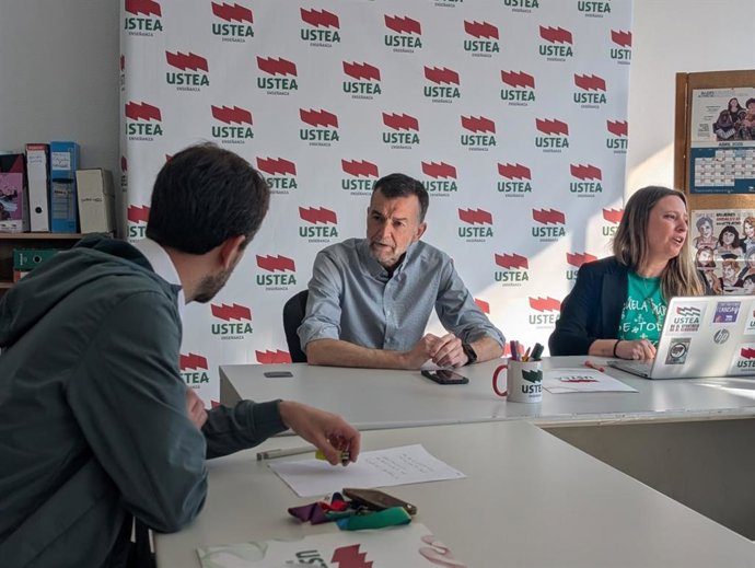 Reunión del candidato de Por Andalucía a la presidencia de la Junta, Antonio Maíllo, con representantes del sindicato USTEA.
