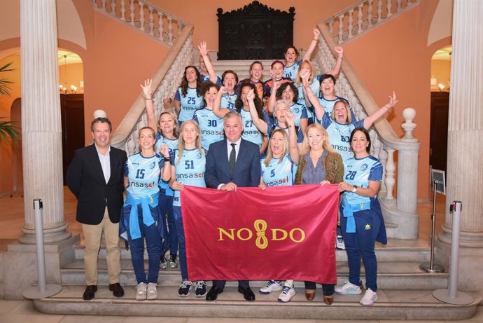 El alcalde de Sevilla, José Luis Sanz, junto a las jugadoras veteranas del club de balonmano ASAB Sevilla.