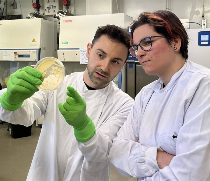 Los investigadores de la ULE Pablo Castañeda Estrada y Blanca Lorente Torres, miembros del equipo investigador de la ULE que ha llevado a cabo el estudio.