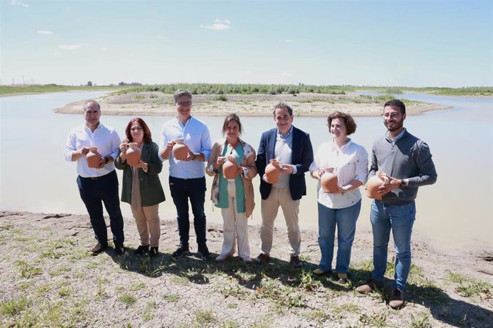 La consejera de Sostenibilidad y Medio Ambiente de la Junta de Andalucía, Catalina García, en una visita al humedal Reboso Sur, en el Paraje Natural Brazo del Este (Sevilla).
