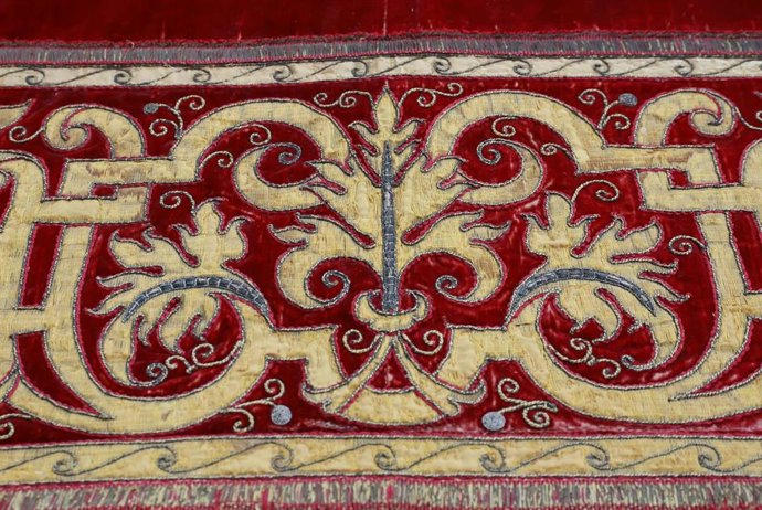 Archivo - Detalle de los trabajos finalizados de un repostero carmesí de la Catedral que han sido llevados a cabo en el IAPH, en foto de archivo.