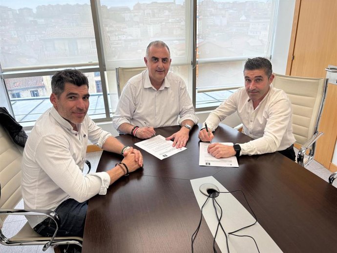 El consejero de Fomento y Medio Ambiente, Roberto Media, y el alcalde de Santiurde de Toranzo, Víctor Manuel Concha