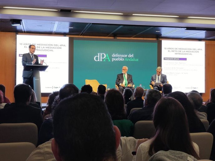 El consejero de Justicia, José Antonio Nieto; el Defensor del Pueblo Andaluz en funciones, Jesús Maeztu, y el presidente del TSJA, Lorenzo del Río, en las jornadas sobre los diez años de mediación en la Oficina del Defensor.