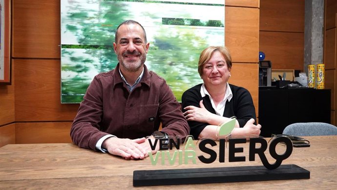 El alcalde de Siero, Ángel García, y la concejala de Festejos, Ana Nosti