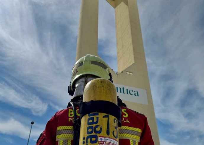 Imagen de archivo de un bombero del Consorcio Provincial que participa en un simulacro de emergencias en una planta termosolar.