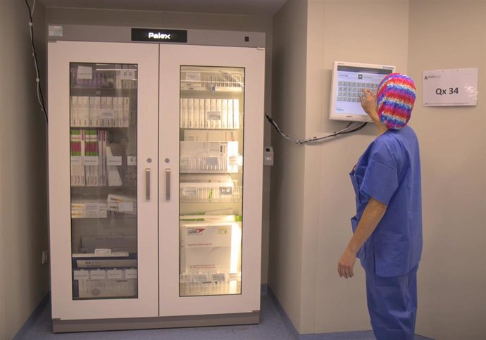 Imagen de un armario inteligente RFID de dispensación de mallas quirúrgicas.