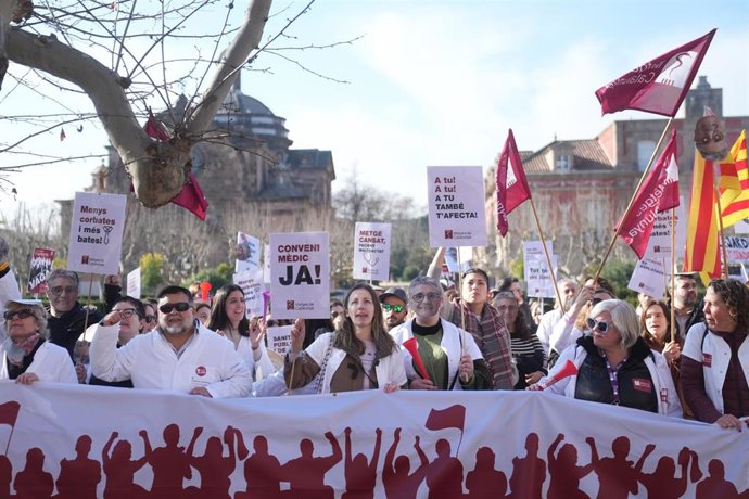 Archivo - Médicos durante la manifestación de Metges de Catalunya, a 14 de enero de 2026, en Barcelona, Catalunya (España).