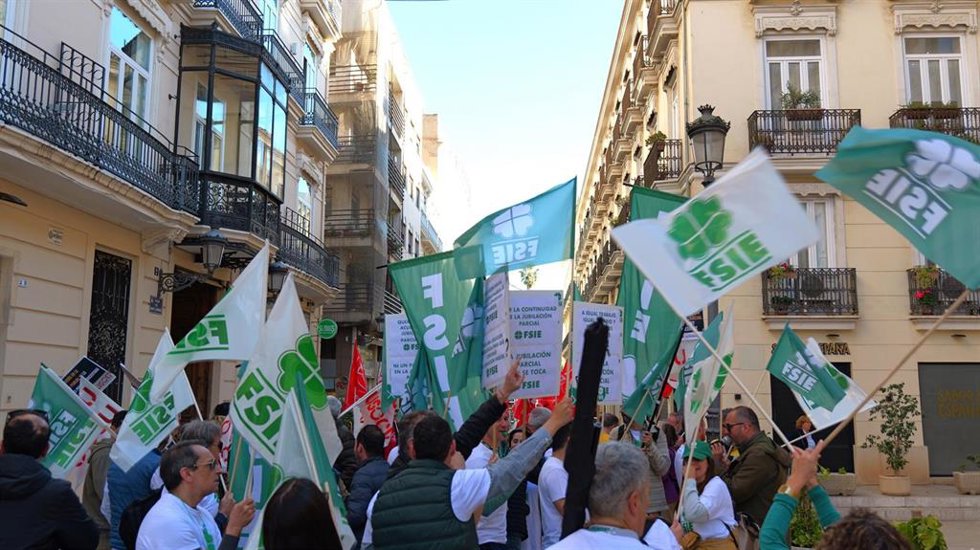 Sindicatos de la concertada protestan por el "bloqueo" y "falat de avances" en la negociación con Educación