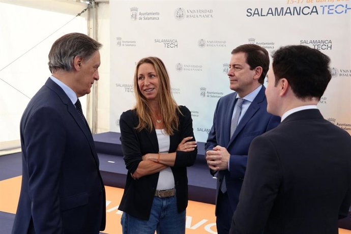 El presidente de la Junta en funciones, Alfonso Fernández Mañueco, junto a otras autoridades en la tercera edición de 'Salamanca Tech Summit'.