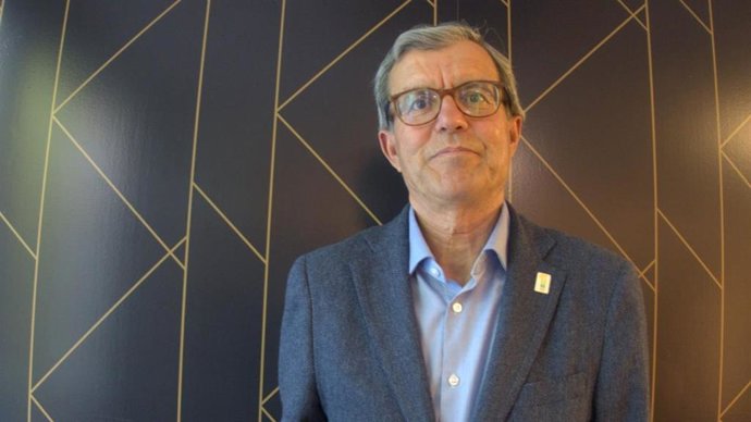 El historiador Julián Chaves aborda en una conferencia en Cáceres el legado de los exiliados