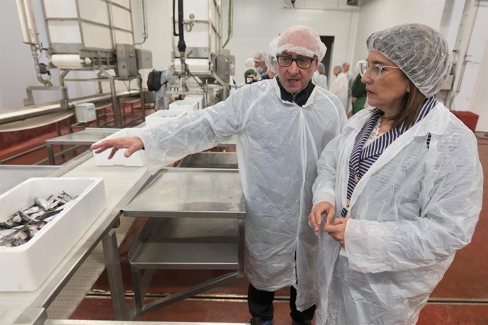 La Consejera De Alimentación, Desarrollo Rural, Agricultura Y Pesca, Amaia Barredo,  En Las Instalaciones Productivas De La Nueva Compañía En Berriatua.