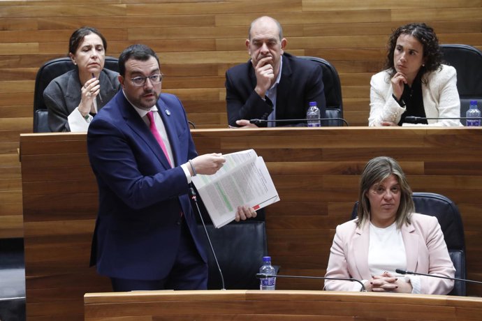 El presidente del Principado, Adrián Barbón, responde a las preguntas de los portavoces parlamentarios en el Pleno de la Junta General.