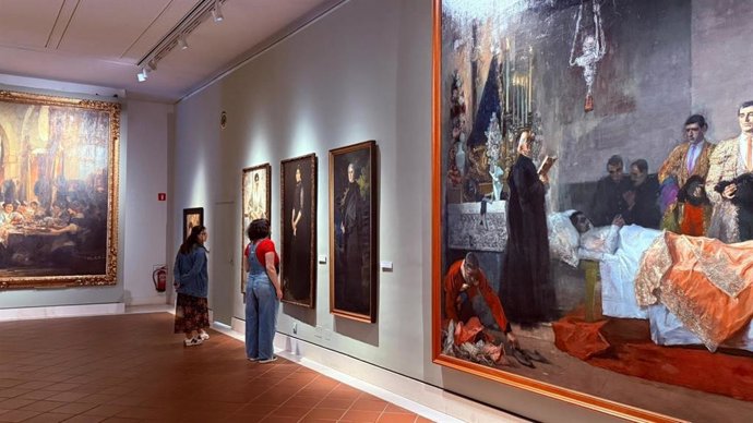Visitantes a una de las salas del Museo de Bellas Artes dedicadas a los siglos XIX y XX.