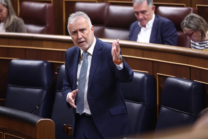 El ministro de Política Territorial, Ángel Víctor Torres, durante un pleno en el Congreso de los Diputados, a 15 de abril de 2026, en Madrid (España). Pleno de control al Gobierno con preguntas e interpelaciones de la oposición centradas en corrupción, ge