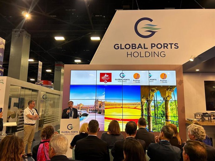 El presidente de la Autoridad Portuaria de Sevilla, Rafael Carmona, acompañado de Francesc Grau, durante la presentación de la oferta de cruceros en la Feria de Miami.