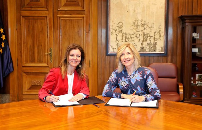 La decana-presidenta del Colegio de Registradores, Rosario Jiménez Rubio y la directora general de la Fábrica Nacional de Moneda y Timbre - Real Casa de la Moneda (FNMT-RCM), Isabel Valldecabres Ortiz, firman el acuerdo.