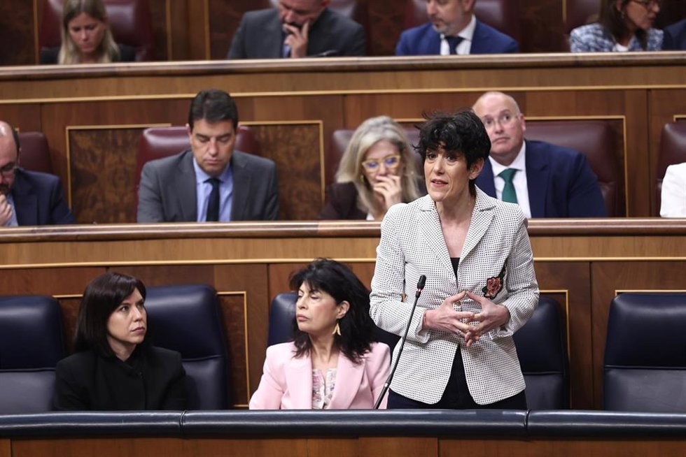 La ministra de Incusión, Elma Saiz, durante el pleno en el Congreso de los Diputados.