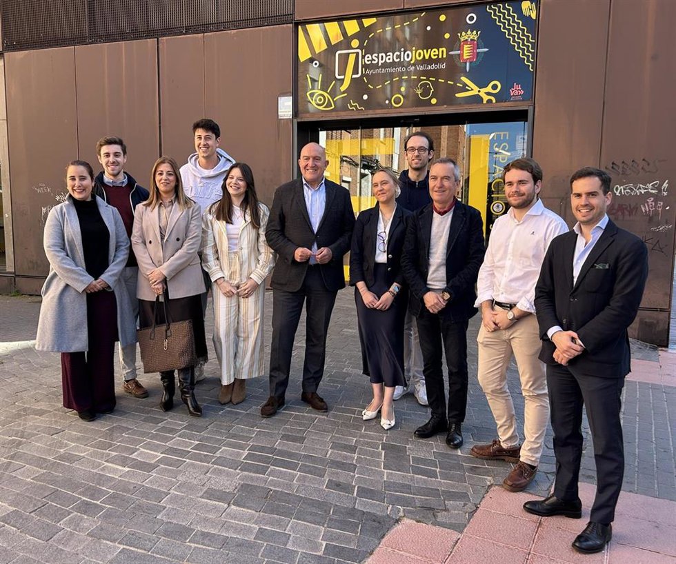 El alcalde de Valladolid, Jesús Julio Carnero, y representantes del equipo de Gobierno junto a jóvenes de la ciudad, antes de la presentación del Plan Municipal de Vivienda 2026-2030.