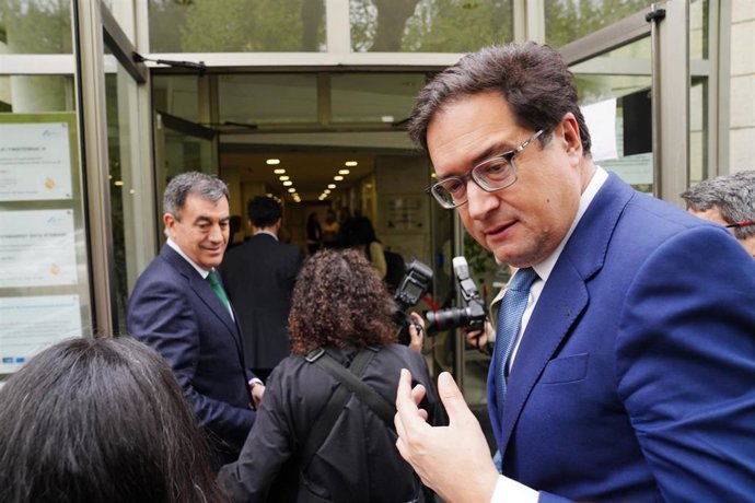 El ministro para la Transformación Digital y de la Función Pública, Óscar López (d), y el conselleiro de Cultura, Román Rodriguez(2i), durante la visita al Centro de Supercomputación de Galicia, en el Edificio CESGA, a 9 de abril de 2026, en Santiago de C