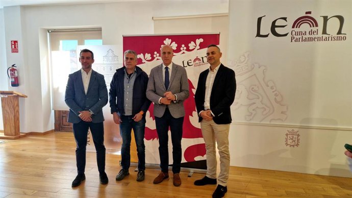El alcalde de León, José Antonio Diez (centro derecha), junto a representantes muncipales y de las empresas Kstar y Norsol, en la presentación del sistema de autoconsumo energético que se implanta en la capital leonesa.