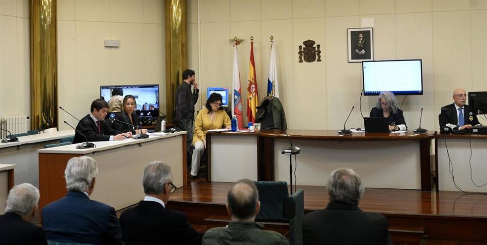 Inicio de la repetición del juicio por los vertidos contaminantes de Sniace al Saja-Besaya, en la Plaza número 2 de la Sección Penal del Tribunal de Instancia, a 13 de abril de 2026, en Santander, Cantabria (España).