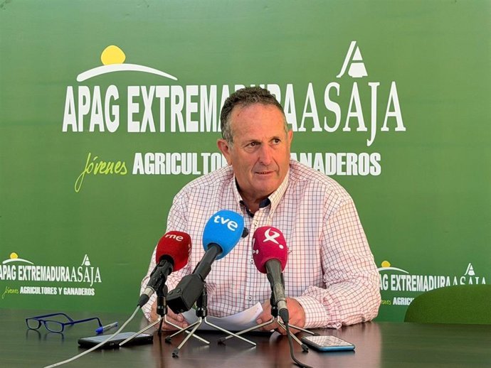 El presidente de APAG Extremadura Asaja, Juan Metidieri, en rueda de prensa