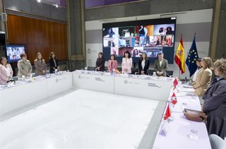 La ministra de Igualdad, Ana Redondo (c), la secretaria de Estado de Igualdad y para la Erradicación de la Violencia contra las Mujeres, María Guijarro (2i), y la delegada del Gobierno contra la Violencia de Género, Carmen Martínez Perza (2d)