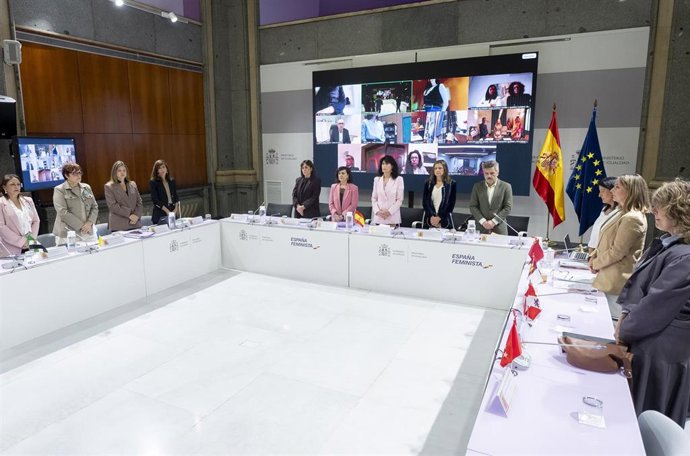 La ministra de Igualdad, Ana Redondo (c), la secretaria de Estado de Igualdad y para la Erradicación de la Violencia contra las Mujeres, María Guijarro (2i), y la delegada del Gobierno contra la Violencia de Género, Carmen Martínez Perza (2d)