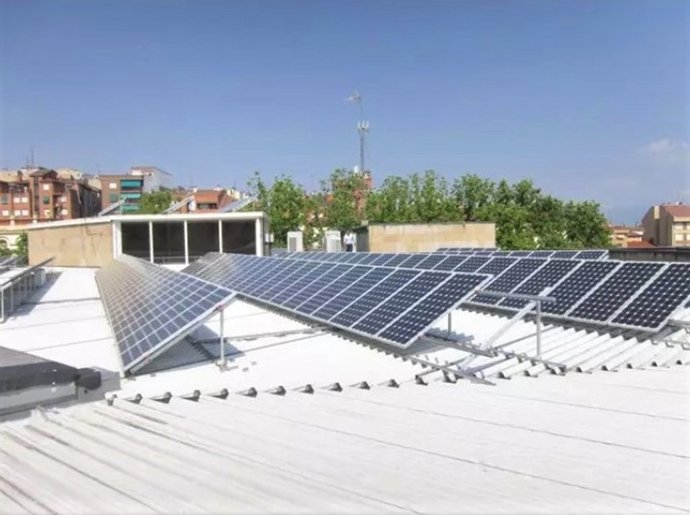 Archivo - Placas solares en el tejado del Ayuntamiento de Logroño