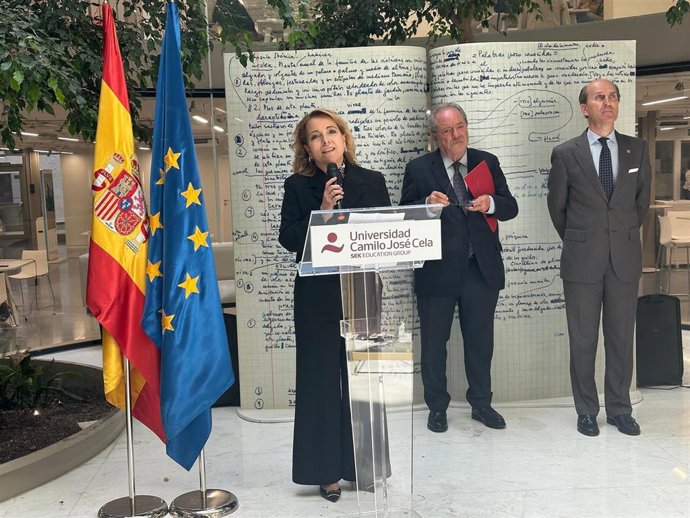 Participantes en la inauguración de la exposiciión de Camilo José Cela.
