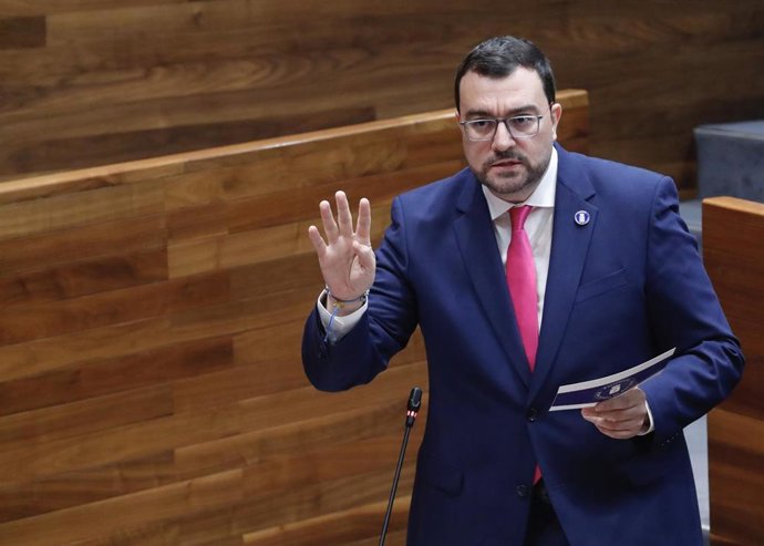 El presidente del Principado, Adrián Barbón, durante el Pleno de este miércoles.