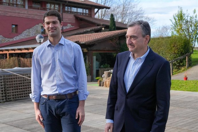 Archivo - El presidente del EBB, Aitor Esteban (d), y el portavoz del grupo vasco en el Parlamento, Joseba Díez Antxustegi (i), antes de la jornada de trabajo del PNV, en el Hotel Usategieta, a 14 de enero de 2026, en Oiartzun (Gipuzkoa)