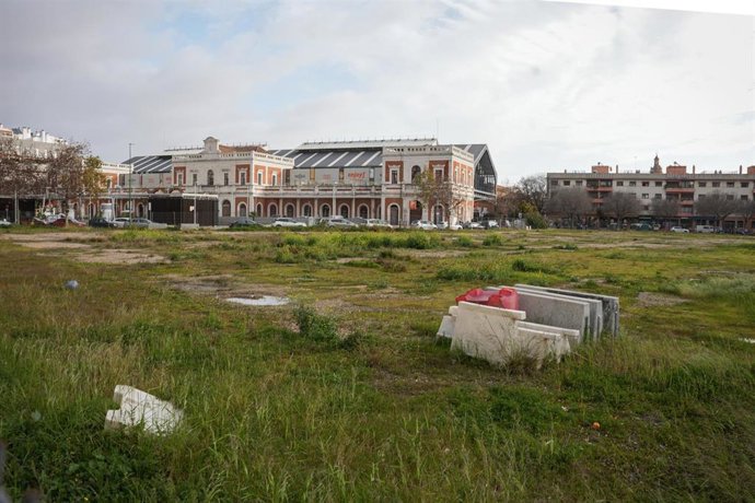 Archivo - Imagen del solar vacío de grandes dimensiones objeto de recalificación, en foto de archivo.