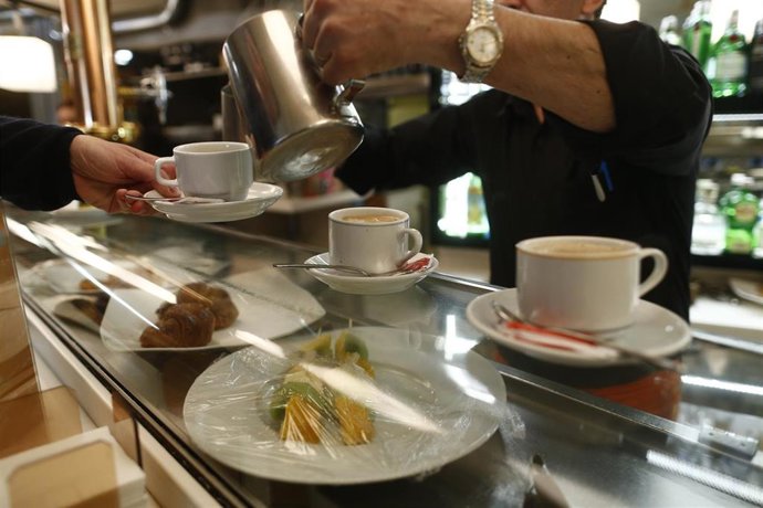 Archivo - Imagen de recurso de un camarero sirviendo cafés en un bar