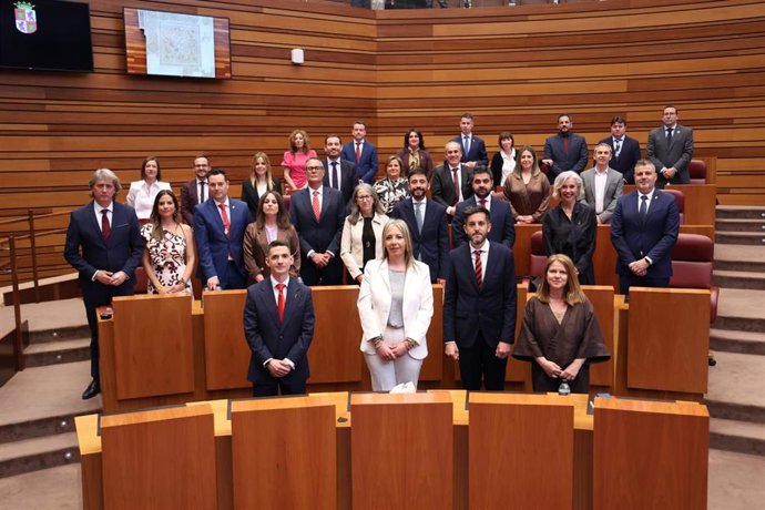 Imagen de los 30 procuradores socialistas en la jornada de la constitución de las Cortes de la XII Legislatura