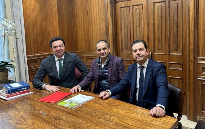 El exalcalde de Trabanca y expresidente de ACAIP-UGT, José Luis Pascual, en el centro, detenido en una operación conjunta de la Guardia Civil y de la Agencia Tributaria.